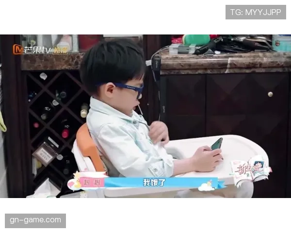 刘璇一张图：训练场的铁血脸和度假贵妇的早午餐，普通人心态崩了